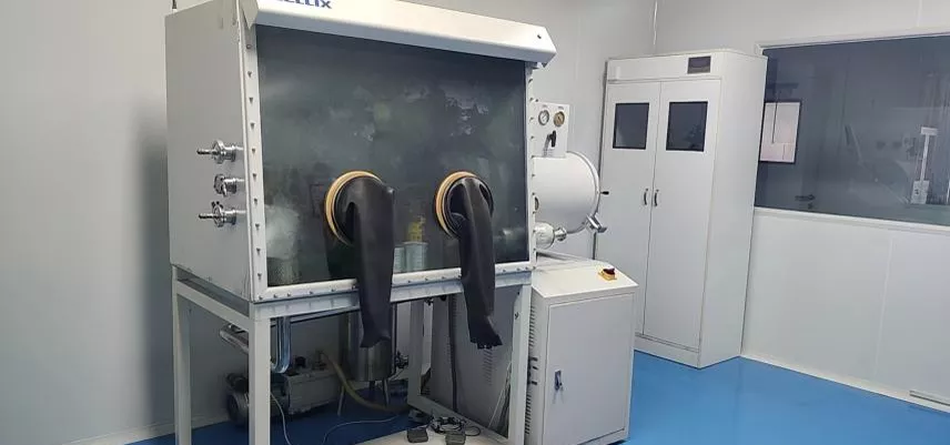 Vacuum glove box
